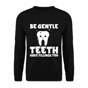 Be Gentle, Teeth Have Fillings Too - Unisex Pullover - Schwarz - Vorne - Alina (178cm) & Michal (187cm)