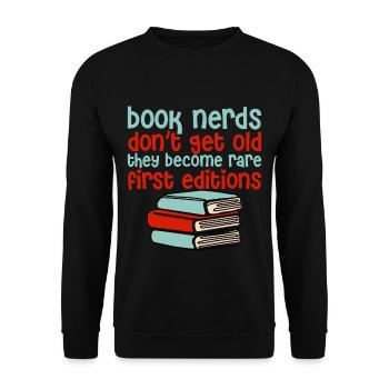 Book Nerds They Become Rare First Editions - Unisex Pullover - Schwarz - Vorne - Alina (178cm) & Michal (187cm)