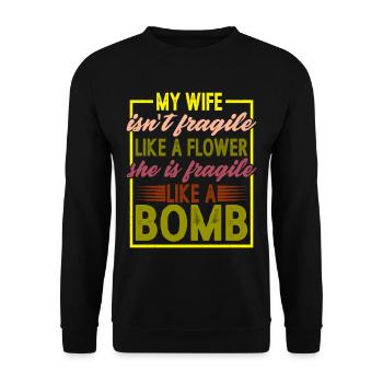 My Wife Isn't Fragile Like A Flower 2 - Unisex Pullover - Schwarz - Vorne - Alina (178cm) & Michal (187cm)