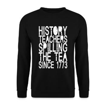 History Teachers Spilling The Tea Since 1773 - Unisex Pullover - Schwarz - Vorne - Alina (178cm) & Michal (187cm)