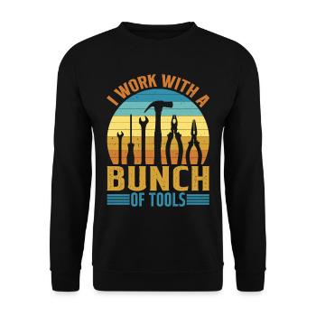 I Work With A Bunch Of Tools 20 - Unisex Pullover - Schwarz - Vorne - Alina (178cm) & Michal (187cm)