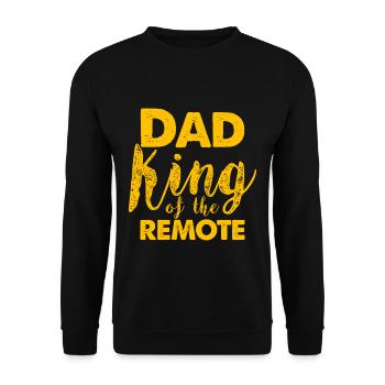 Dad King Of The Remote 3 - Unisex Pullover - Schwarz - Vorne - Alina (178cm) & Michal (187cm)
