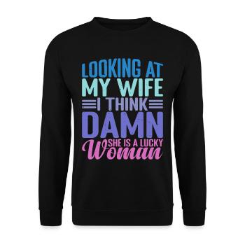 Looking At My Wife, Damn She Is A Lucky Woman 2 - Unisex Pullover - Schwarz - Vorne - Alina (178cm) & Michal (187cm)
