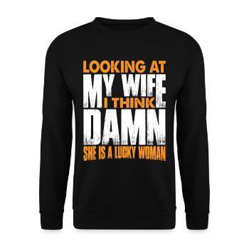 Looking At My Wife, Damn She Is A Lucky Woman 3 - Unisex Pullover - Schwarz - Vorne - Alina (178cm) & Michal (187cm)