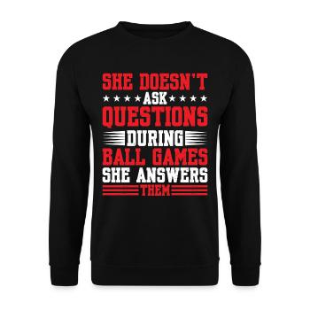 She Answers Questions During Ball Games 1 - Unisex Pullover - Schwarz - Vorne - Alina (178cm) & Michal (187cm)