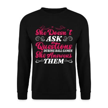 She Answers Questions During Ball Games 2 - Unisex Pullover - Schwarz - Vorne - Alina (178cm) & Michal (187cm)