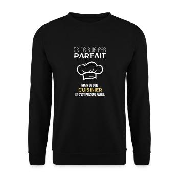 Ich bin nicht perfekt, aber ich bin ein Koch - Unisex Pullover - Schwarz - Vorne - Alina (178cm) & Michal (187cm)