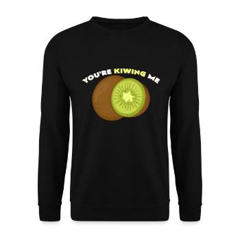 You're Kiwing Me | Kiwis Liebespaar Vegan Geschenk - Unisex Pullover - Schwarz - Vorne - Alina (178cm) & Michal (187cm)