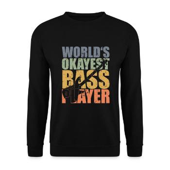 Bass Player Gift WORLD'S OKAYEST BASS PLAYER - Unisex Pullover - Schwarz - Vorne - Alina (178cm) & Michal (187cm)