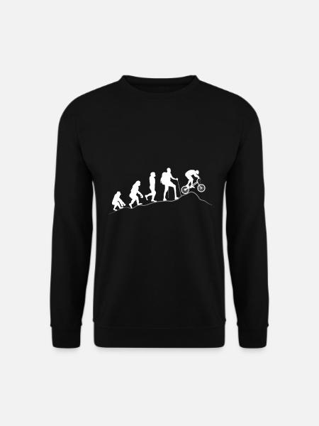 Fahrradfahrer im Wald mit MTB macht Sport am Berg - Unisex Pullover - Schwarz
