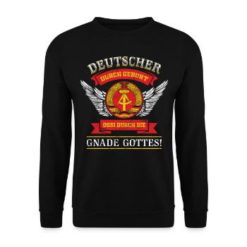 Deutscher durch Geburt Ossi durch die Gnade Gottes - Unisex Pullover - Schwarz - Vorne - Alina (178cm) & Michal (187cm)