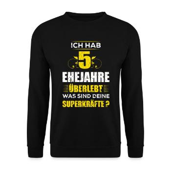 Ich hab 5 Jahre Ehe überlebt deine Superkräfte? - Unisex Pullover - Schwarz - Vorne - Alina (178cm) & Michal (187cm)