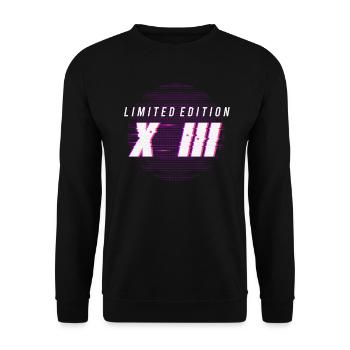 13 Jahre Glitched Limited Edition Römische Zahlen - Unisex Pullover - Schwarz - Vorne - Alina (178cm) & Michal (187cm)