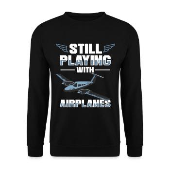 Fliegender Flugzeugpilot spielt immer noch mit Flugzeugen - Unisex Pullover - Schwarz - Vorne - Alina (178cm) & Michal (187cm)