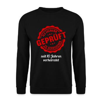Geprüft 10 Jahre verheiratet 10.Hochzeitstag - Unisex Pullover - Schwarz - Vorne - Alina (178cm) & Michal (187cm)