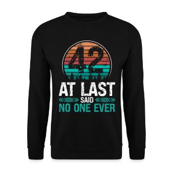 Anniversaire de 42 ans Personne Jamais 42ème anniversaire - Sweat-shirt Unisexe - noir - Devant - Alina (178cm) & Michal (187cm)
