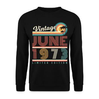 Vintage Juni 1973 - Unisex Pullover - Schwarz - Vorne - Alina (178cm) & Michal (187cm)