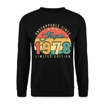 1978 Juni Geburtstagsgruss - Unisex Pullover - Schwarz - Vorne - Alina (178cm) & Michal (187cm)