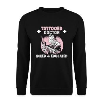 Doktor Medizin Tattooed Doctor Inked & Educated - Unisex Pullover - Schwarz - Vorne - Alina (178cm) & Michal (187cm)
