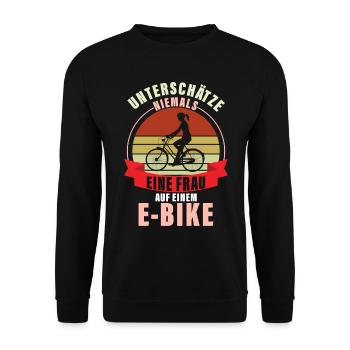 Unterschätze niemals eine Frau auf einem E Bike - Unisex Pullover - Schwarz - Vorne - Alina (178cm) & Michal (187cm)