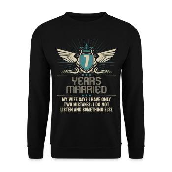 7 Jahre verheiratet nur 2 Fehler 7.Hochzeitstag - Unisex Pullover - Schwarz - Vorne - Alina (178cm) & Michal (187cm)