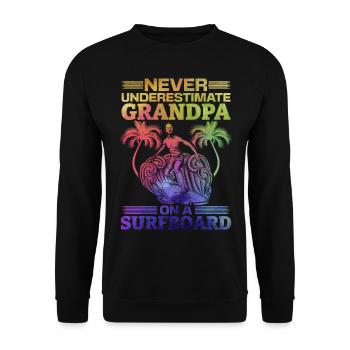 Unterschätze niemals Opa auf einem Surfbrett - Unisex Pullover - Schwarz - Vorne - Alina (178cm) & Michal (187cm)