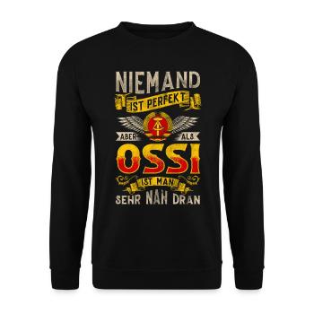 Ossi Geschenk Ostdeutschland NVA Germania Osten - Unisex Pullover - Schwarz - Vorne - Alina (178cm) & Michal (187cm)