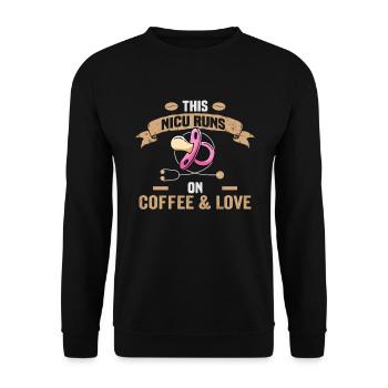This NICU runs on coffe & Love Krankenschwester - Unisex Pullover - Schwarz - Vorne - Alina (178cm) & Michal (187cm)