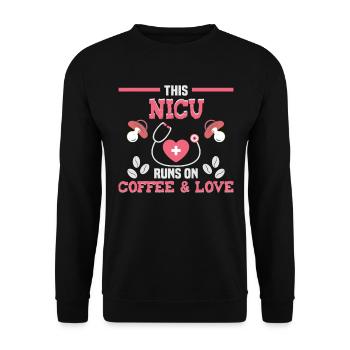This NICU runs on coffe & Love Krankenschwester - Unisex Pullover - Schwarz - Vorne - Alina (178cm) & Michal (187cm)