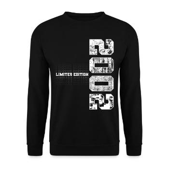 Édition limitée 2002 Année de naissance 2002 Cadeau - Sweat-shirt Unisexe - noir - Devant - Alina (178cm) & Michal (187cm)