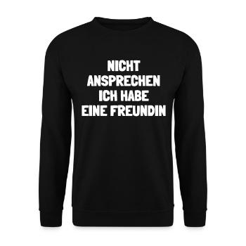 Nicht Ansprechen Ich Habe Eine Freundin - Unisex Pullover - Schwarz - Vorne - Alina (178cm) & Michal (187cm)