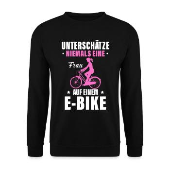 Unterschätze Niemals Eine Frau Auf Einem E Bike - Unisex Pullover - Schwarz - Vorne - Alina (178cm) & Michal (187cm)