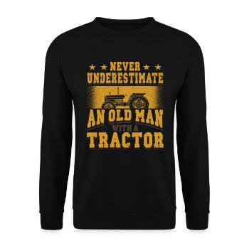 Never Underestimate a old man with a tractor - Unisex Pullover - Schwarz - Vorne - Alina (178cm) & Michal (187cm)
