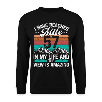 57 Year Old Hiker Mountains Hiking 57 Birthday - Unisex Pullover - Schwarz - Vorne - Alina (178cm) & Michal (187cm)