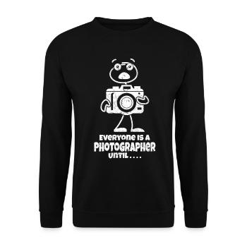 Jeder ist ein Fotograf, bis... Lustiger Fotograf - Unisex Pullover - Schwarz - Vorne - Alina (178cm) & Michal (187cm)