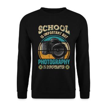 Schule ist wichtig, aber Fotografie ist wichtig - Unisex Pullover - Schwarz - Vorne - Alina (178cm) & Michal (187cm)