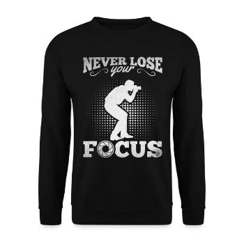 Photography lovers never lose focus - Unisex Sweatshirt - black - Front - Alina (178cm) & Michal (187cm)