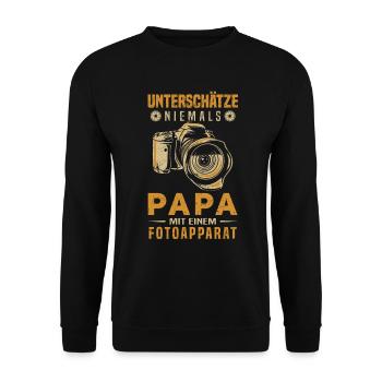 Unterschätze niemals Papa mit einem Fotoapparat - Unisex Pullover - Schwarz - Vorne - Alina (178cm) & Michal (187cm)