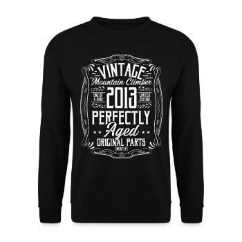 2013 Hiking Mountains Retro Hiker Born in 2013 - Unisex Pullover - Schwarz - Vorne - Alina (178cm) & Michal (187cm)