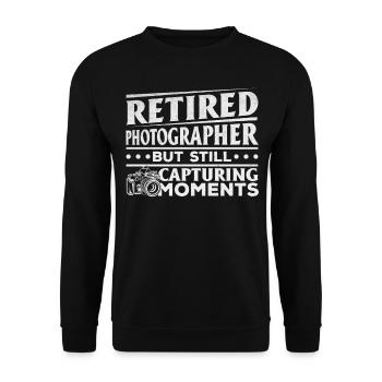 Fotograf im Ruhestand, aber immer noch Momente - Unisex Pullover - Schwarz - Vorne - Alina (178cm) & Michal (187cm)