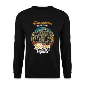 Unterschätzte niemals eine Frau mit einer Kamera - Unisex Pullover - Schwarz - Vorne - Alina (178cm) & Michal (187cm)