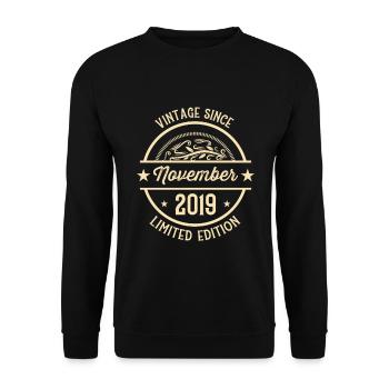Anniversaire Vintage depuis novembre 2019 - Sweat-shirt Unisexe - noir - Devant - Alina (178cm) & Michal (187cm)