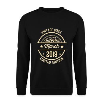 Anniversaire Vintage depuis mars 2019 - Sweat-shirt Unisexe - noir - Devant - Alina (178cm) & Michal (187cm)