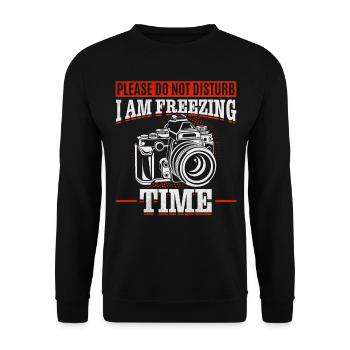 Please Do Not Disturb I Am Freezing Time — - Unisex Pullover - Schwarz - Vorne - Alina (178cm) & Michal (187cm)