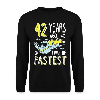 42 Years Ago I Was The Fastest 42. Geburtstag - Unisex Pullover - Schwarz - Vorne - Alina (178cm) & Michal (187cm)