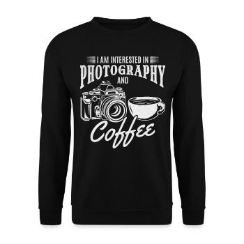 Ich interessiere mich für Fotografie und Kaffee - - Unisex Pullover - Schwarz - Vorne - Alina (178cm) & Michal (187cm)