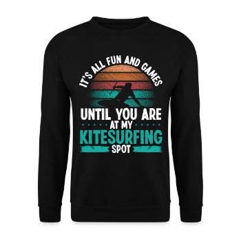 Kiteboarder all Fun and Games Kitesurfer Spot Kite - Unisex Pullover - Schwarz - Vorne - Alina (178cm) & Michal (187cm)