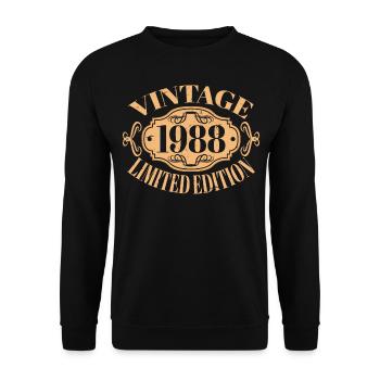 Jahrgang 1988 - 34 Jahre alt, Geschenk zum 34. Geburtstag - Unisex Pullover - Schwarz - Vorne - Alina (178cm) & Michal (187cm)