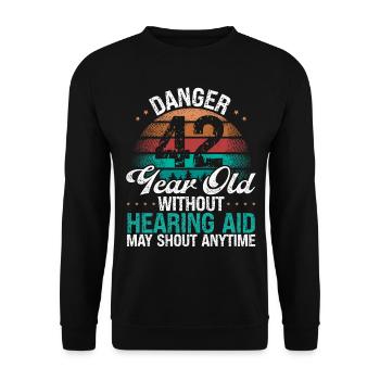 42 Birthday Idea Humor May Shout Funny 42 Year Old - Unisex Pullover - Schwarz - Vorne - Alina (178cm) & Michal (187cm)