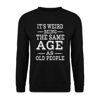 Es ist seltsam, im gleichen Alter wie alte Menschen zu sein - Unisex Pullover - Schwarz - Vorne - Alina (178cm) & Michal (187cm)